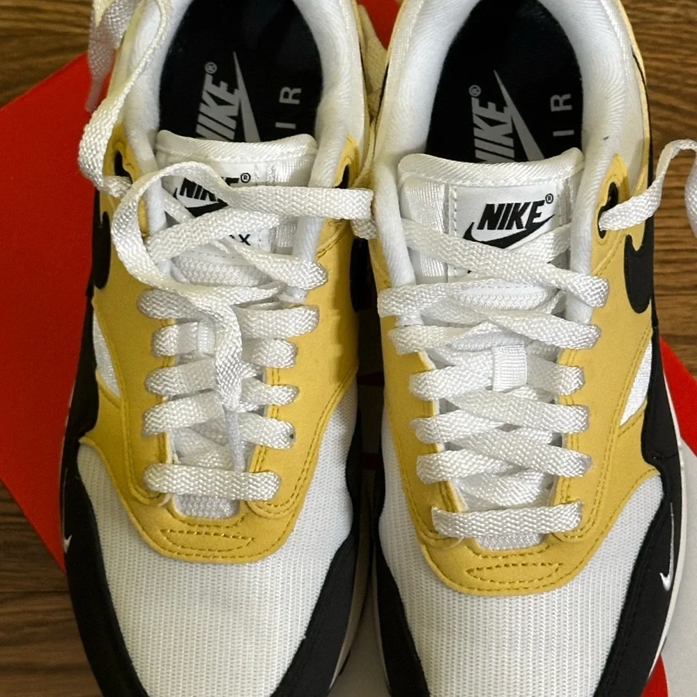Nike Air Max 1 '87 Saturn Gold Black sneakers